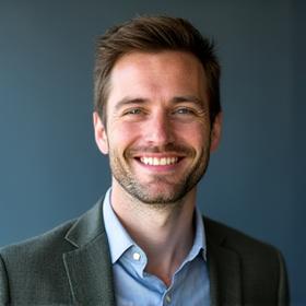 Portretfoto van Jasper den Hertog, Oprichter en CEO van Akkerveld Cultivatie